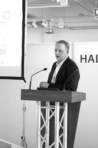 LOCA Conference 2016 Einzelbeitrag über die Digitalisierung des Retail-Handels und von Städten von Simon Marg auf der LOCA Conference 2016